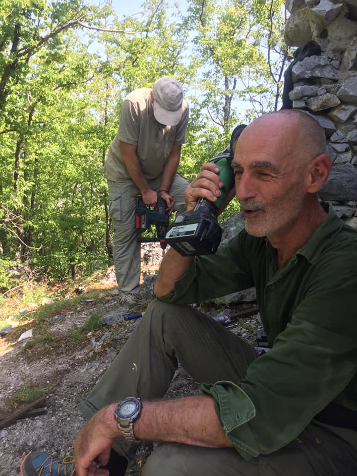 Ranger lucrând la amenajarea traseelor